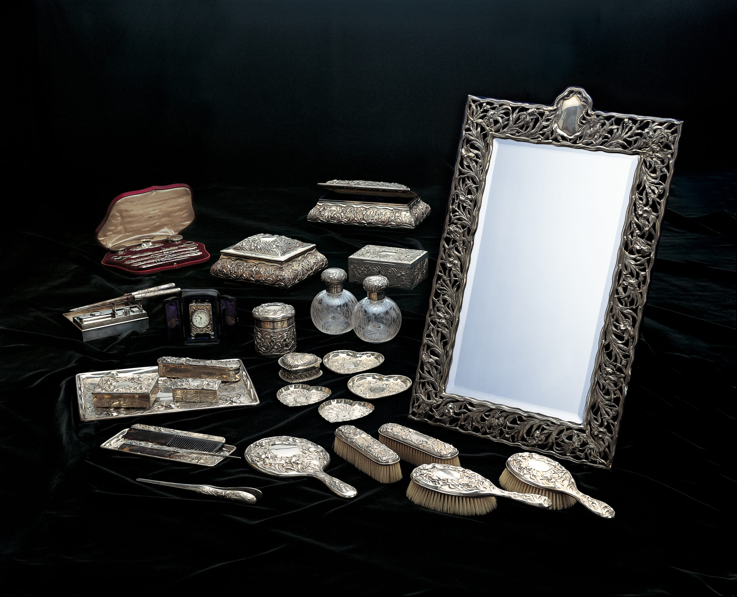 Everyday Elegance: Modern Western Cosmetic Sets