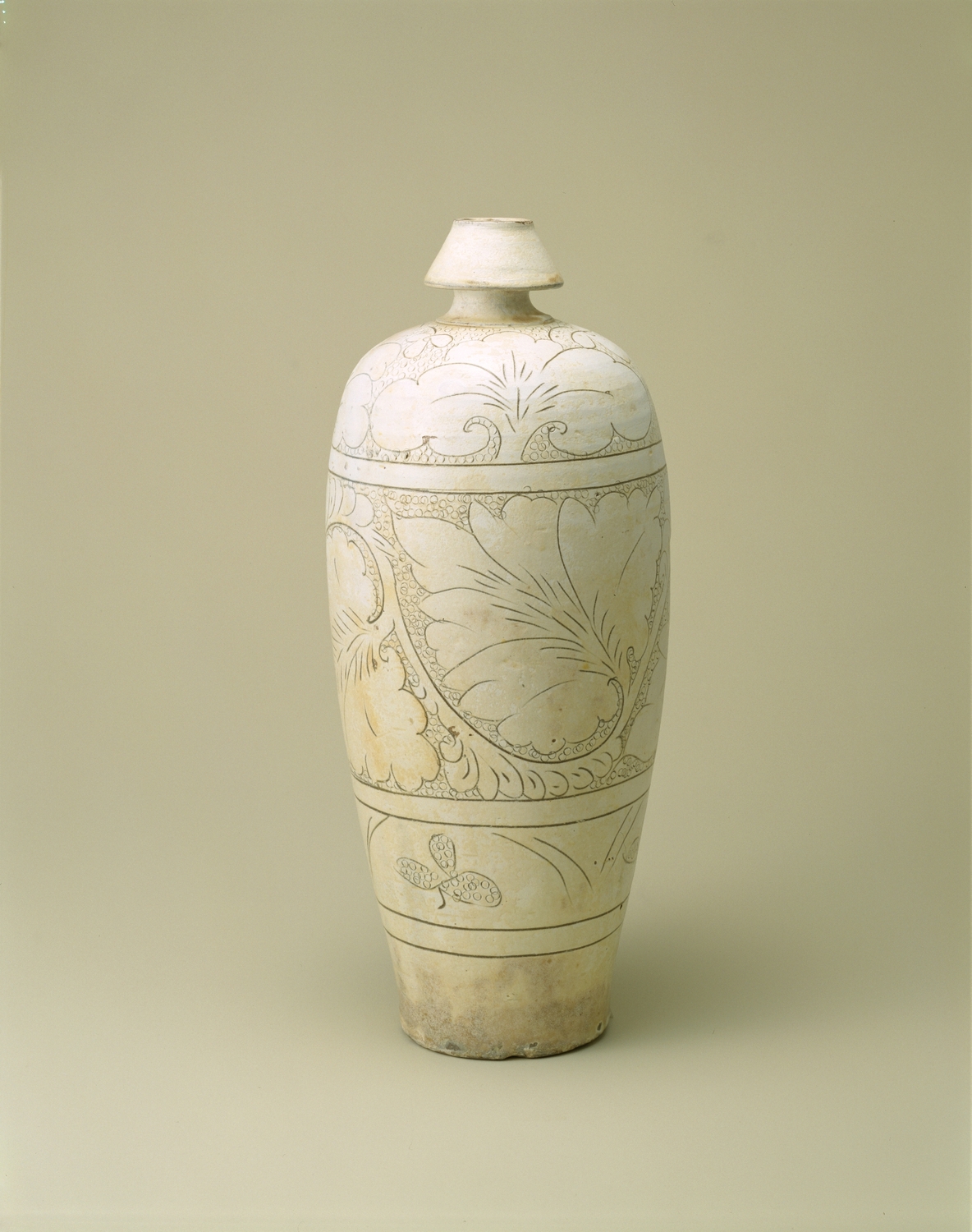 白釉刻花唐草文瓶 | コレクション | ポーラ美術館